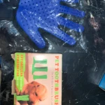 Set x2 Combo Mascotas: guante cepillo azul de silicona y juguete masticable verde para perros.