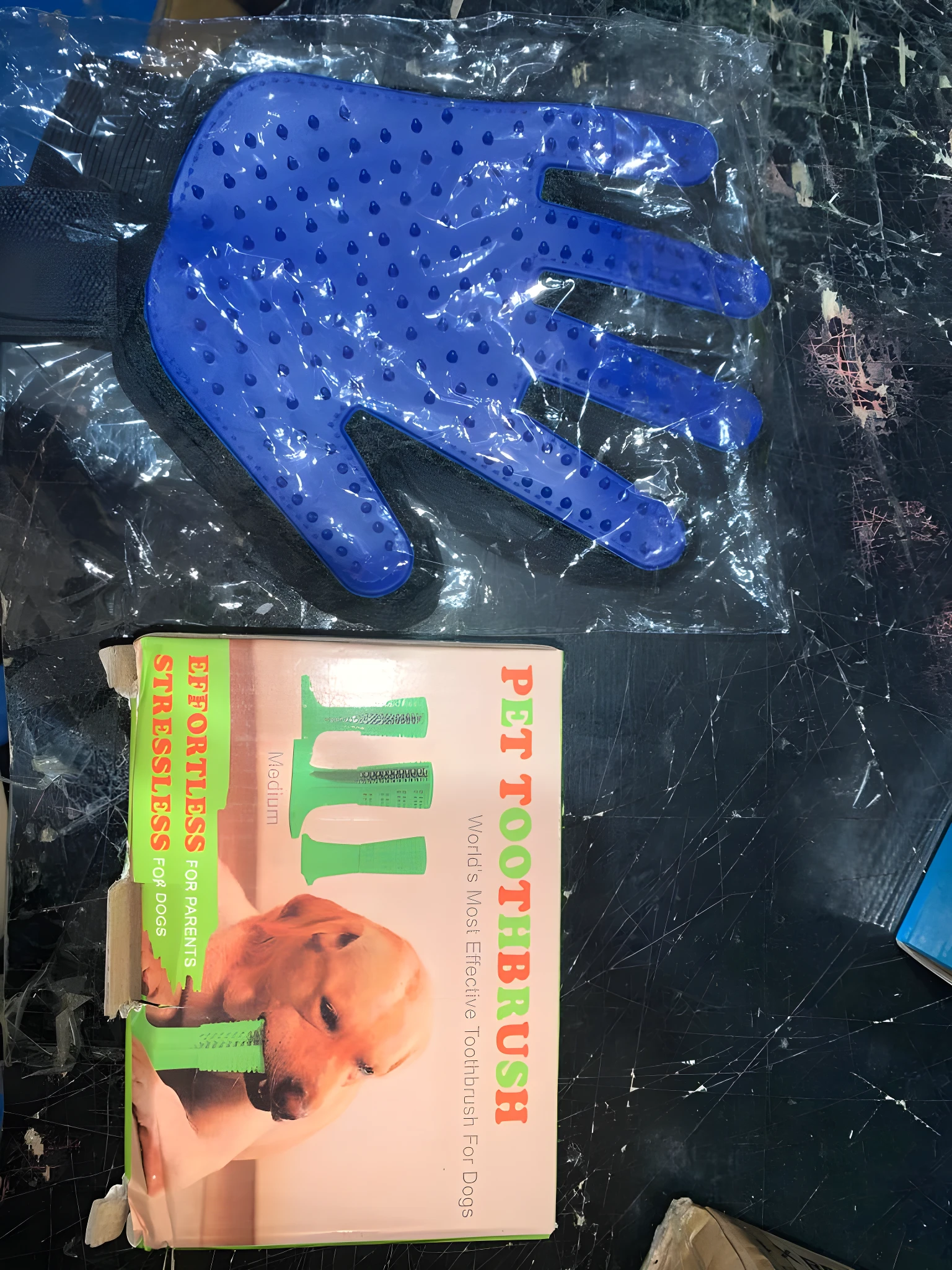 Set x2 Combo Mascotas: guante cepillo azul de silicona y juguete masticable verde para perros.