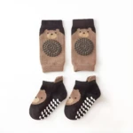 Combo de medias y rodilleras antideslizantes con diseño de oso, ideal para bebés.