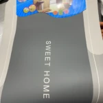 Tapete absorbente antideslizante gris con diseño minimalista y texto "SWEET HOME". Ideal para cocina o baño.