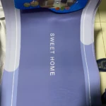 Tapete absorbente antideslizante lila con "SWEET HOME" en blanco, ideal para baños.