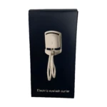 Rizador de pestañas eléctrico blanco en su empaque negro, texto "Electric eyelash curler".