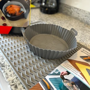Molde silicona gris redondo para freidora de aire, secador platos ondulado y catálogo.