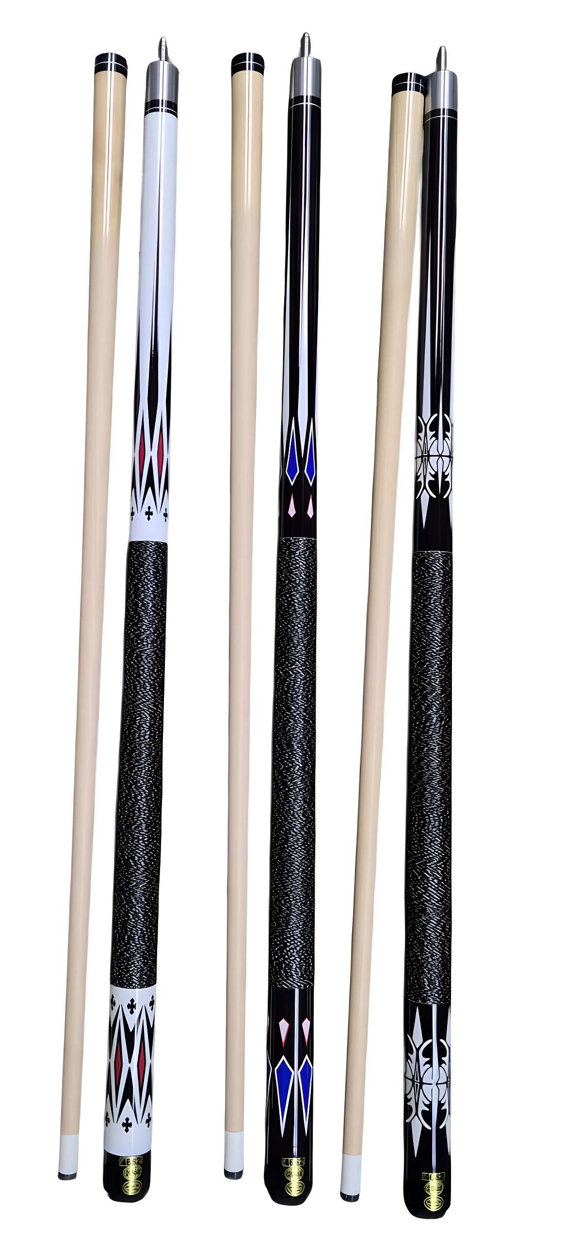 Tres tacos de billar de madera con empuñaduras negras texturizadas y diseños geométricos de colores.