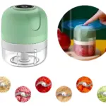 Picador de alimentos eléctrico verde para cocina, con cuchillas y alimentos triturados.