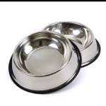Dos comederos para mascotas de acero inoxidable con base antideslizante negra, vistos en ángulo cercano.