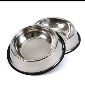 Dos comederos para mascotas de acero inoxidable con base antideslizante negra, vistos en ángulo cercano.