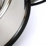 Comedero para mascotas de acero inoxidable con borde negro, brillo reflejado, fondo blanco.
