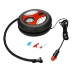Compresor de aire portátil negro y naranja con manómetro, manguera, enchufe a carro y adaptadores.