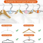 Conectores para colgar ropa en 4 colores, ideales para todo tipo de perchas. Muestra uso con perchas de alambre, madera y terciopelo.