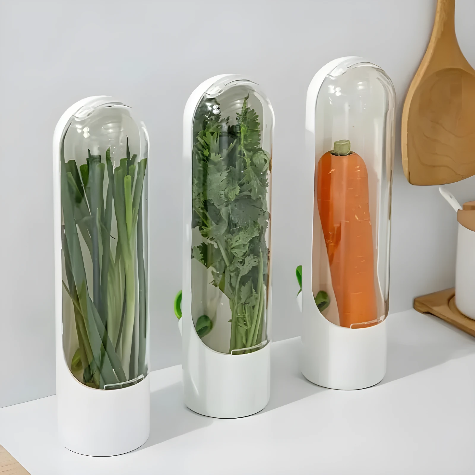 Set x2 conservadores de verduras tipo botella con tapa transparente, uno con cebolla larga y otro con cilantro y zanahoria.