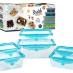 Contenedores de comida transparentes con tapas de silicona azul, tipo apilable, ideales para organizar alimentos frescos.
