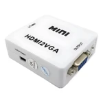 Adaptador HDMI a VGA blanco con puertos USB/Power, Audio y salida VGA. Ideal para conectar dispositivos modernos a pantallas antiguas.