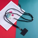 Set x3 cordones negros para celular con accesorio colgante.