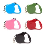 Correas para perro retractiles en colores azul, verde, rosa, rojo y negro con gancho metálico.