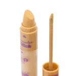 Set x2 corrector ojeras refrescante, uno en barra color piel y otro aplicador con brocha, ideales para iluminar la mirada.