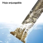 Cortadora de pelo profesional dorada con diseño grabado, mostrada bajo el agua para indicar que la hoja es lavable.