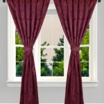 Cortina Jacquard vino con diseño de círculos en relieve, adornos rojos y amarre, vista frontal.