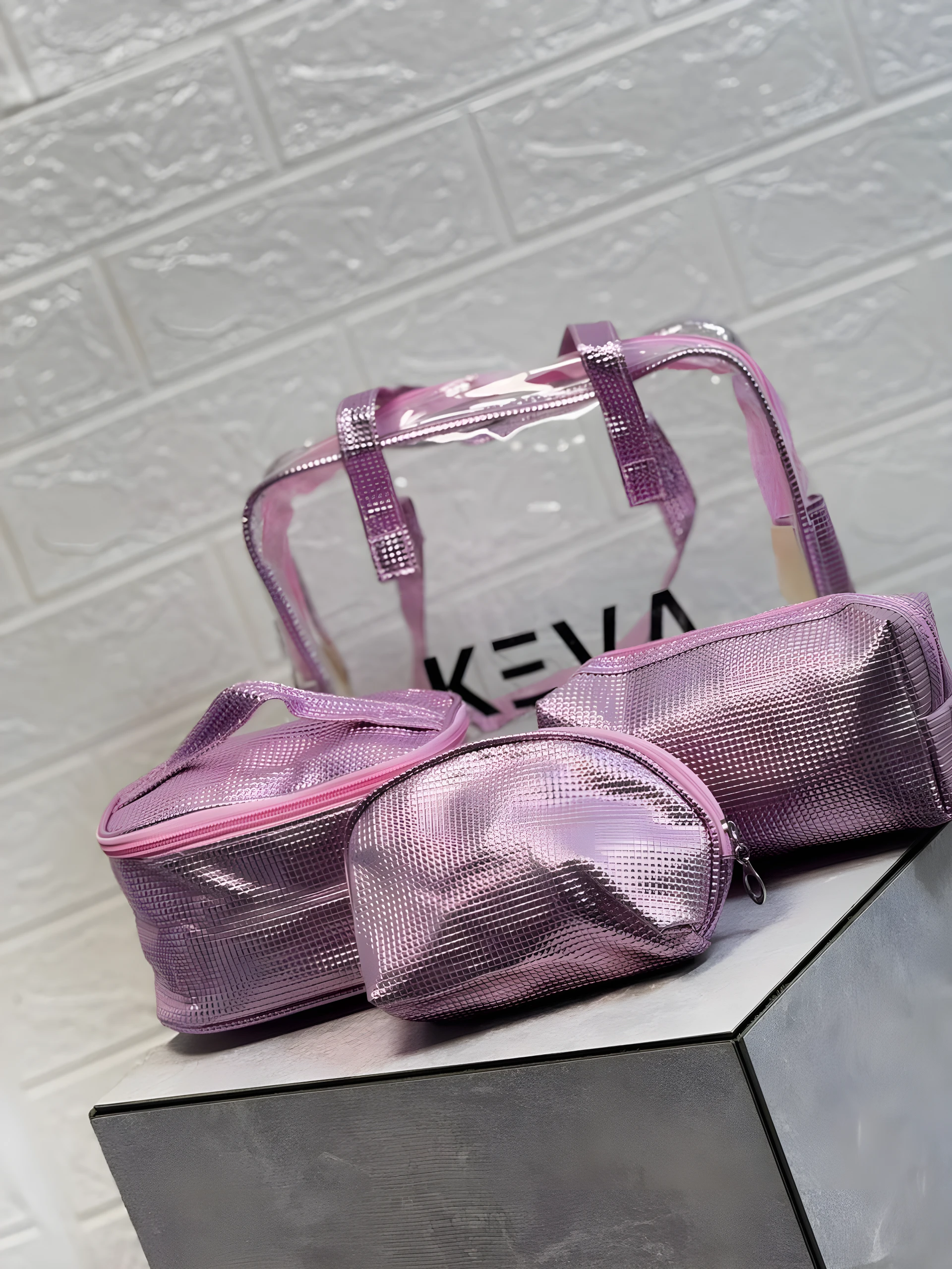 Set x4 cosmetiqueras brillantes moradas, transparente grande y tres pequeñas de diferentes formas, para organizar.