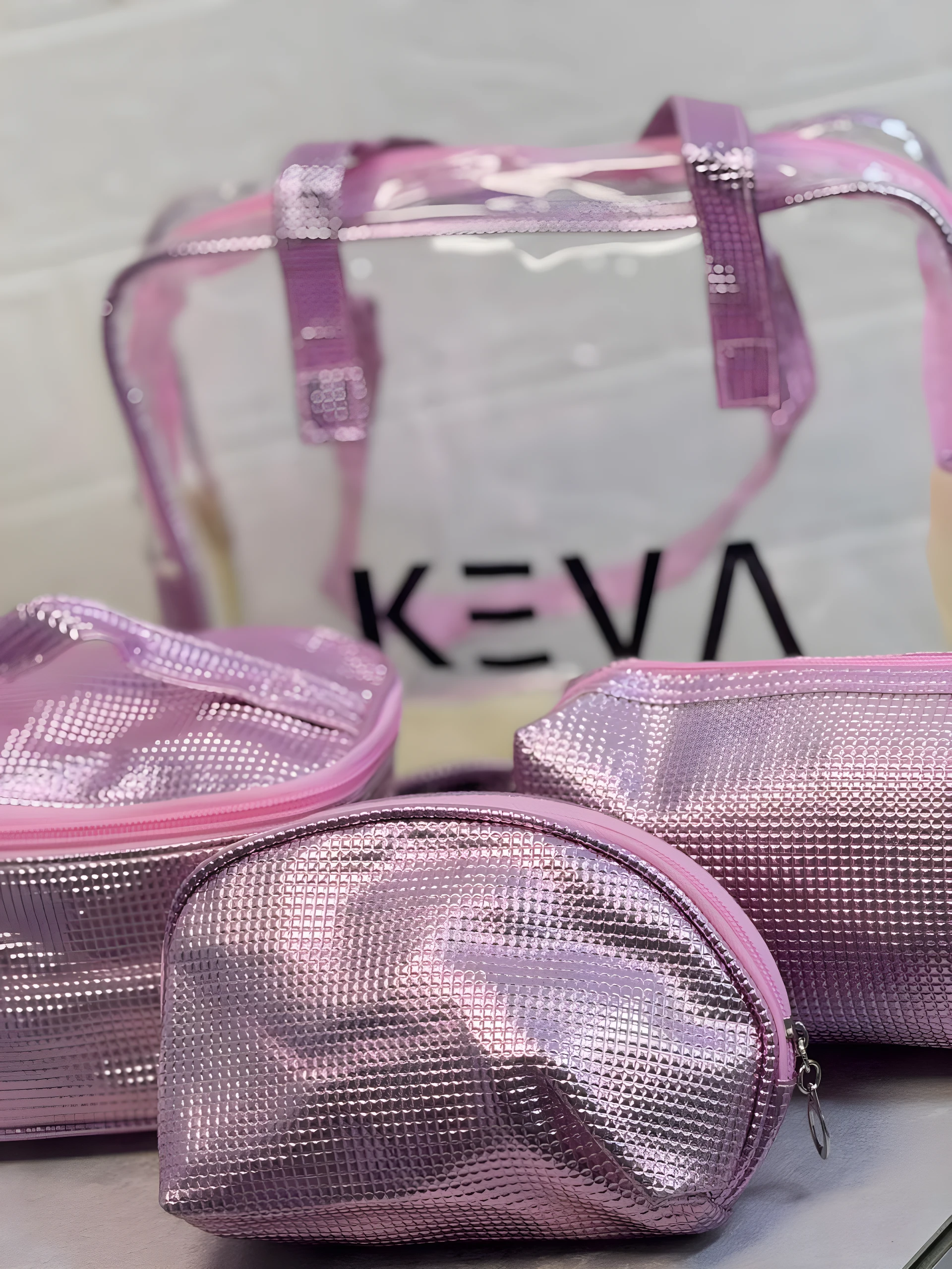 Set de 4 cosmetiqueras brillantes holográficas rosadas, transparentes y plateadas.