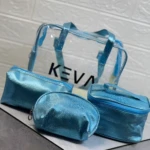 Set de 4 cosmetiqueras brillantes azules con textura, una transparente grande y tres pequeñas, perfectas para organizar.