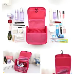 Cosmetiquera de viaje colgante rosa con compartimentos, ideal para organizar maquillaje y accesorios de tocador.