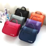 Set x2 cosmetiqueras de viaje colgantes, organizador de neceser colgante, en colores fucsia, azul marino, morado, gris, negro y naranja.