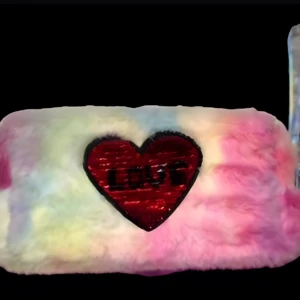 Cosmetiquera de peluche arcoíris con corazón de lentejuelas rojas reversible, que dice "LOVE".