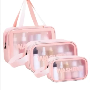 Tres cosmetiqueras transparentes y rosadas "Wash Bag" en diferentes tamaños, ideales para organizar productos de belleza en viajes.