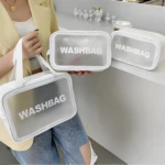 Set x3 cosmetiqueras blancas transparentes, ideales para organizar esenciales de viaje y uso diario.