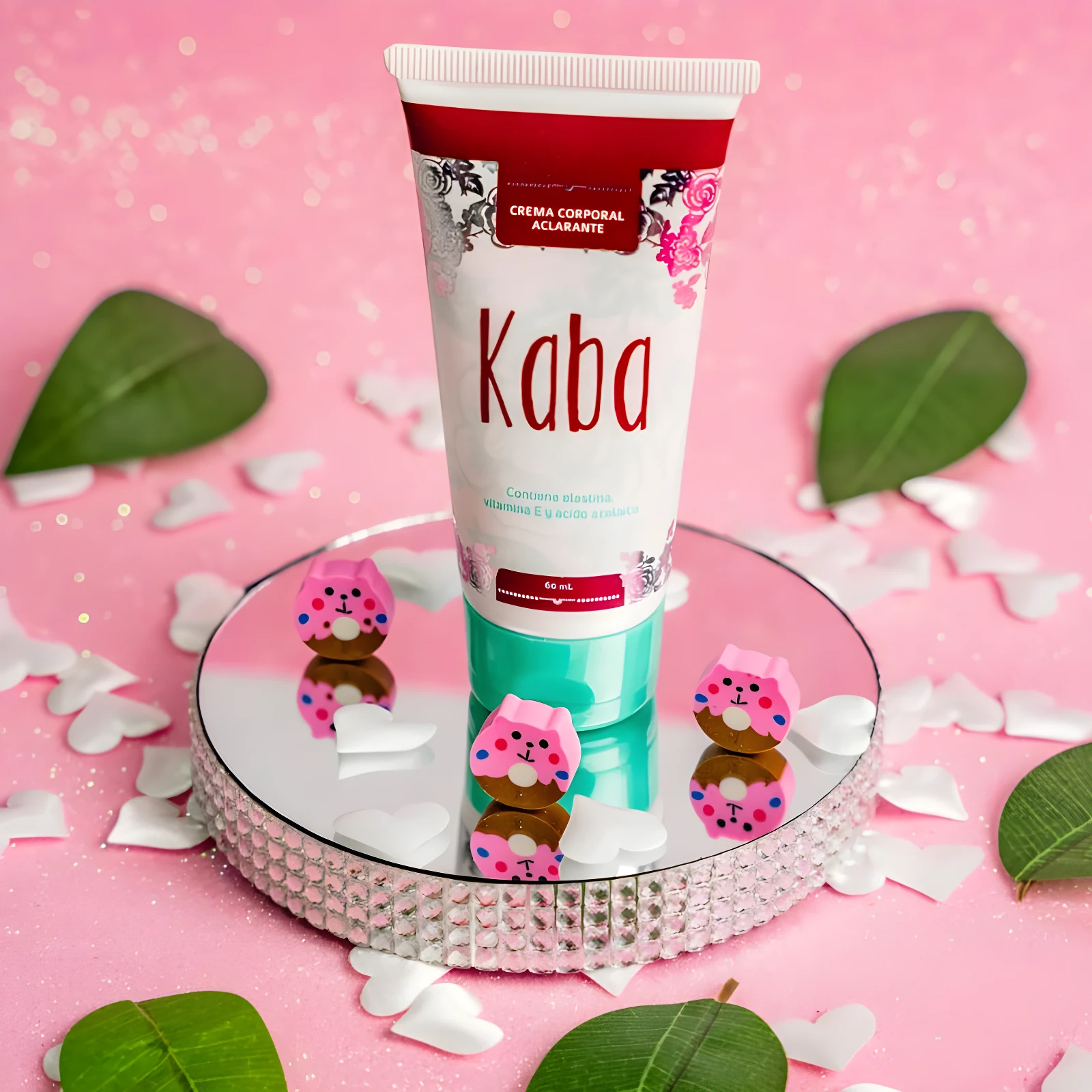 Crema corporal aclarante Kaba 60ml con ositos rosados decorativos sobre espejo, fondo rosa con pétalos.