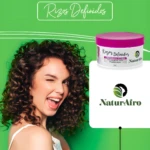 Crema para peinar NaturAfro Rizos Definidos 1L en envase morado con mujer rizada guiñando un ojo.