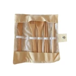 Set de cubiertos de bambú natural con estuche de tela, incluye tenedor, cuchara, palillos y cepillo limpiador.