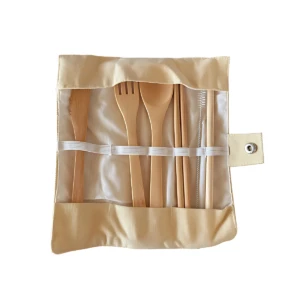 Set x2 cubiertos bambú natural con estuche tela, incluye tenedor, cuchara, palillos y cepillo limpiador.