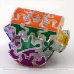 Cubo Rubik cilíndrico translúcido con secciones naranja, verde y morada, ideal para ejercitar la agilidad mental.