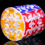 Cubo Rubik cilíndrico transparente con piezas amarillas, rojas y azules que forman un diseño abstracto.
