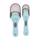 Set x2 cucharas medidoras grameras reposteria azul claro, ajustables, con escala visible.