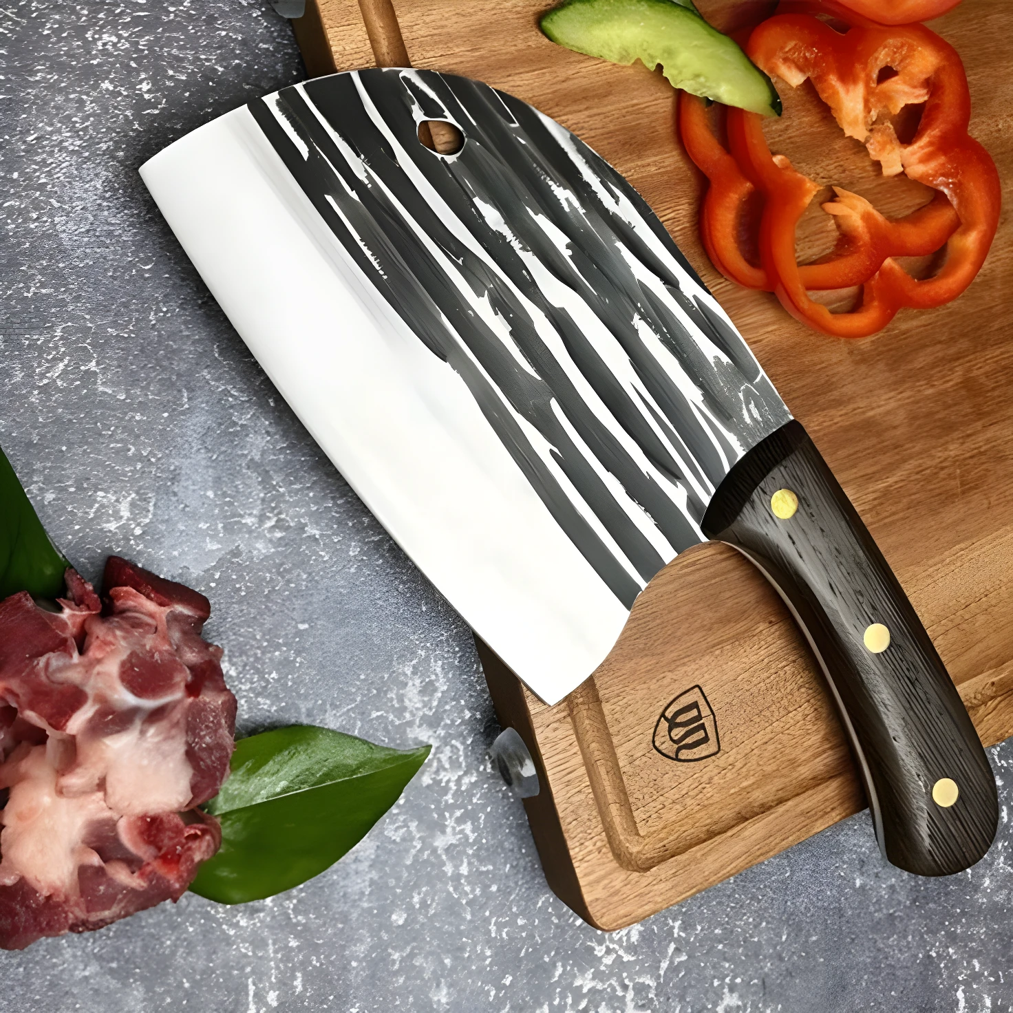 Cuchillo hachuela profesional con hoja de acero blanco texturizado, mango de madera oscura, sobre tabla de cortar de madera con pimientos y carne cruda.