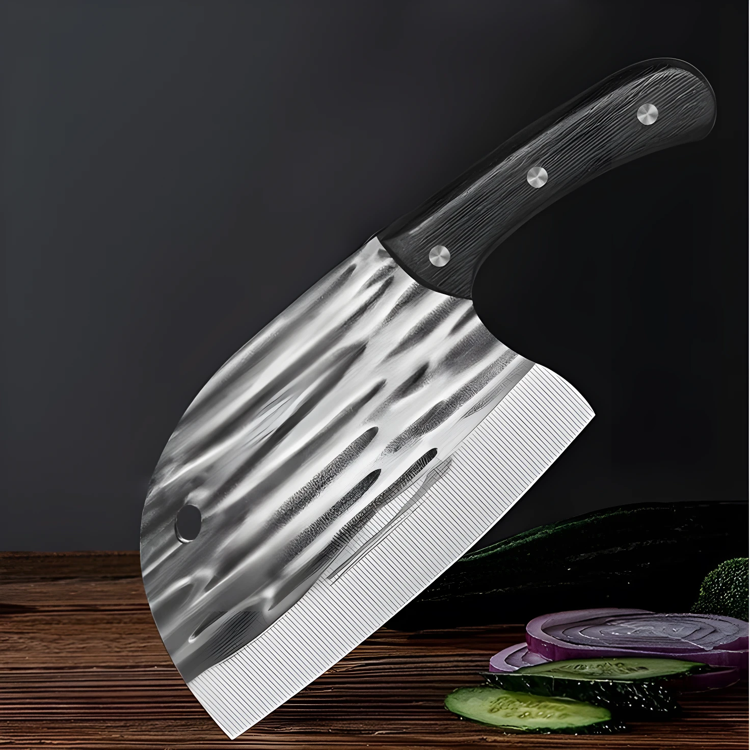Hachuela profesional con hoja martillada y mango texturizado, ideal para carnes y vegetales.