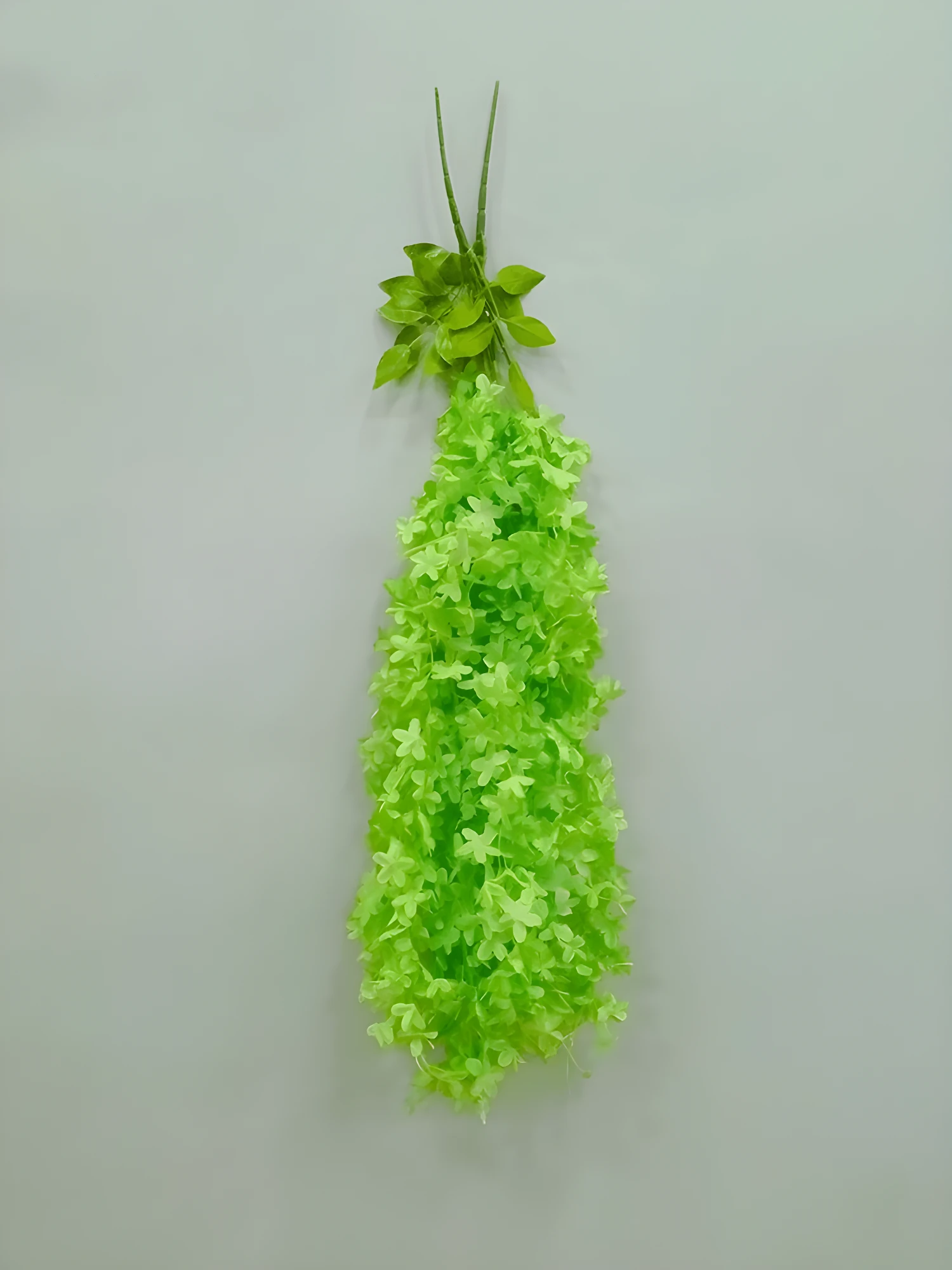Mini glicinia artificial verde brillante colgante con hojas, ideal para decoración de espacios.