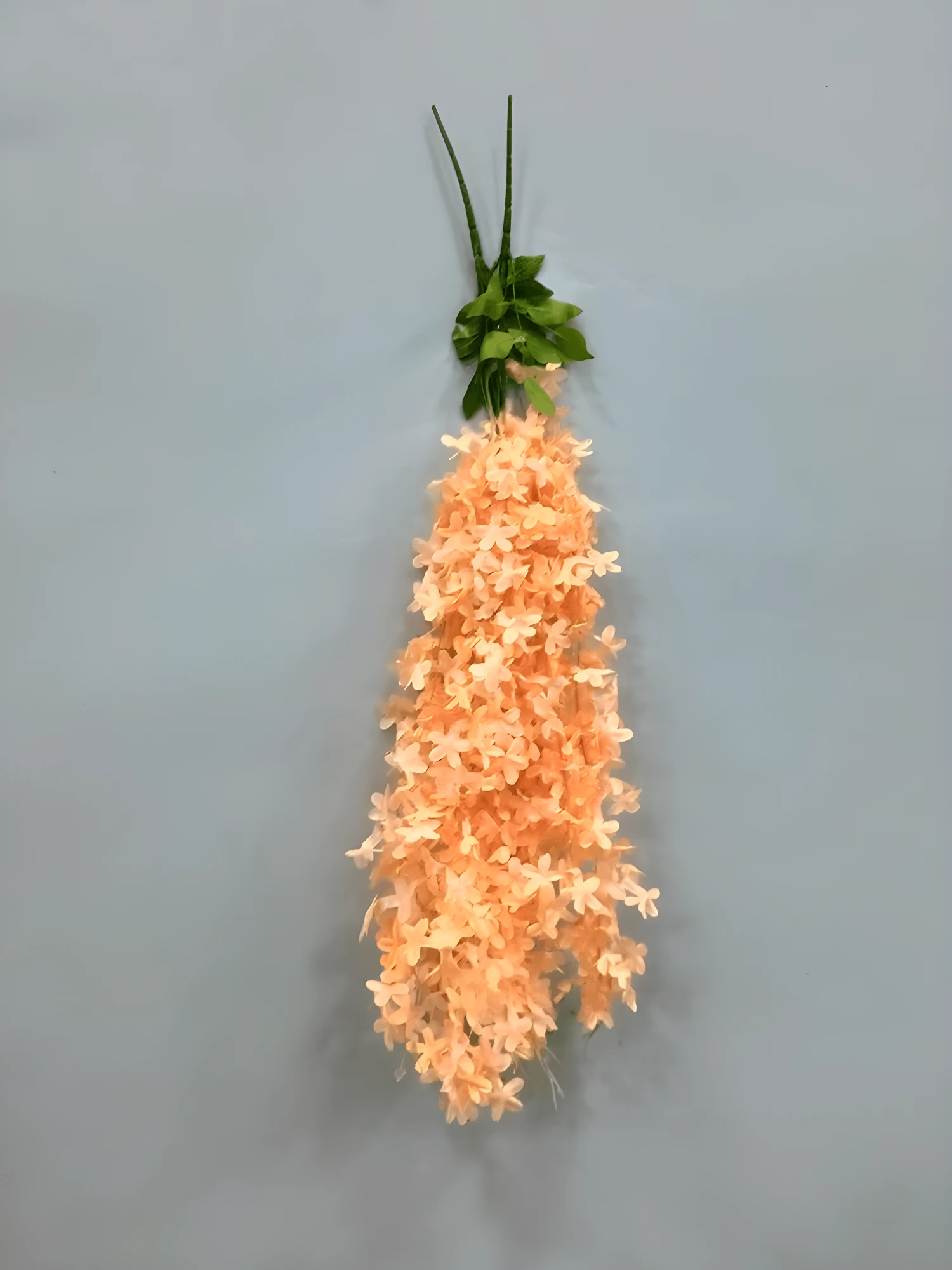 Mini glicinia artificial colgante color coral con tallos verdes, ideal para decorar.