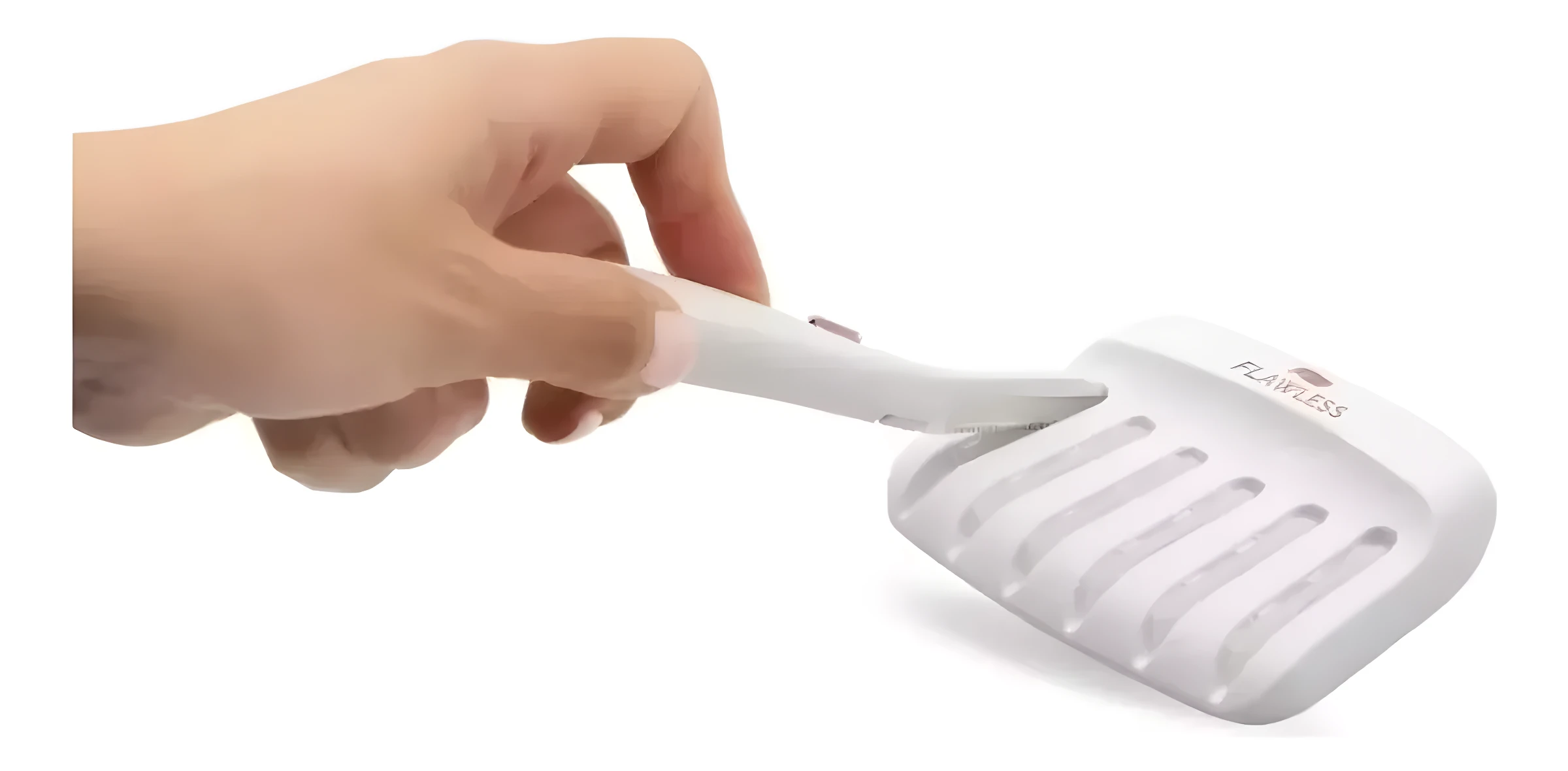 Depilador facial eléctrico blanco "Flawless" con luz LED, sostenido por mano, ideal para cejas y piel lisa.