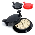 Desmechador manual de carnes negro en uso y dos unidades (negra, roja) apiladas.