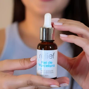 Gotero ámbar con suero aclarante Piel de Porcelana, 40ml, manos con uñas claras.