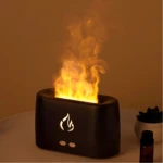 Difusor humificador con efecto llama, diseño negro moderno, simula fuego y libera aroma.
