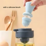 Dispensador de aceite con brocha de silicona azul, ideal para cocinar y hornear.