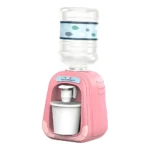 Dispensador de agua micelar rosa para limpieza facial, con pulsador y vaso dosificador.
