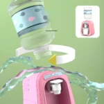 Dispensador de agua micelar rosa vertiendo líquido. Incluye un segundo dispensador en miniatura.