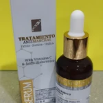 Serum antimanchas con Vitamina C y Ácido Hialurónico en botella de vidrio marrón.