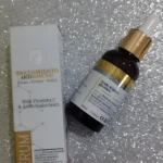 Set de dos sérum Effaclar con ácido glicólico y kójico para reducir manchas, sobre fondo plateado brillante.